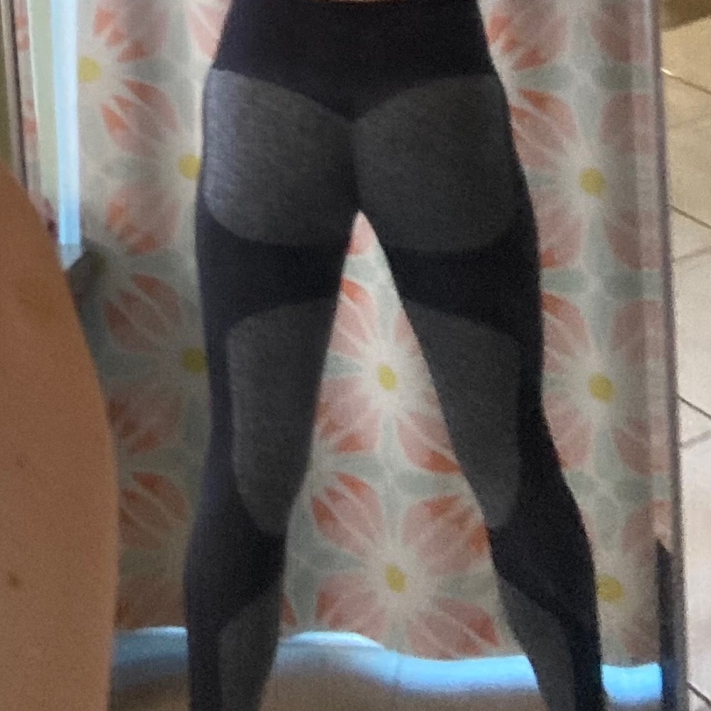 ABS2B black and gray scrunch butt contour leggings size medium